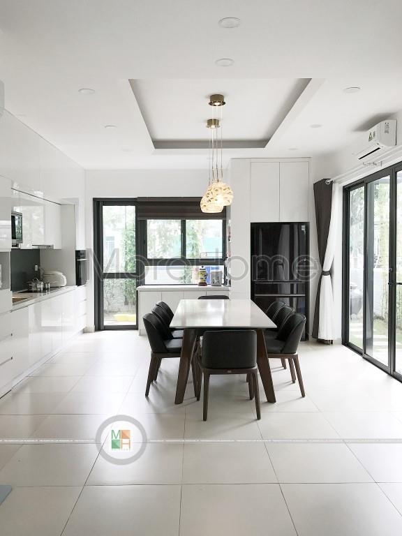 Nội thất phòng ăn cao cấp cùng lối thiết kế khu bếp rất thẩm mỹ chứng tỏ sự hiện đại của gia chủ