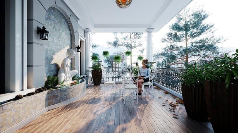 Bức tượng trắng đơn sắc tạo điểm nhấn phong thủy độc đáo cho khu vực giải trí ngoài trời. Thiết kế nội thất bệt thự Hà Nội